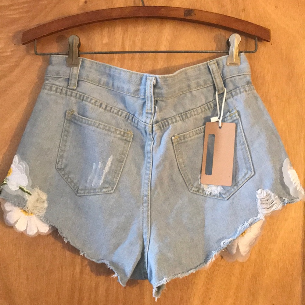 🌼Just In🌼Daisy in Vintage Jean Shorts - Picture 2 of 6